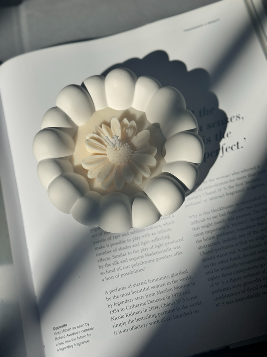 Daisy on Clouds Kerze