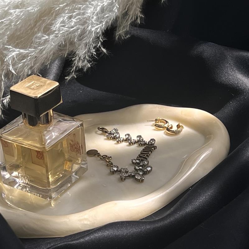 Plateau en résine élégant fait main – design minimaliste pour bijoux et décoration